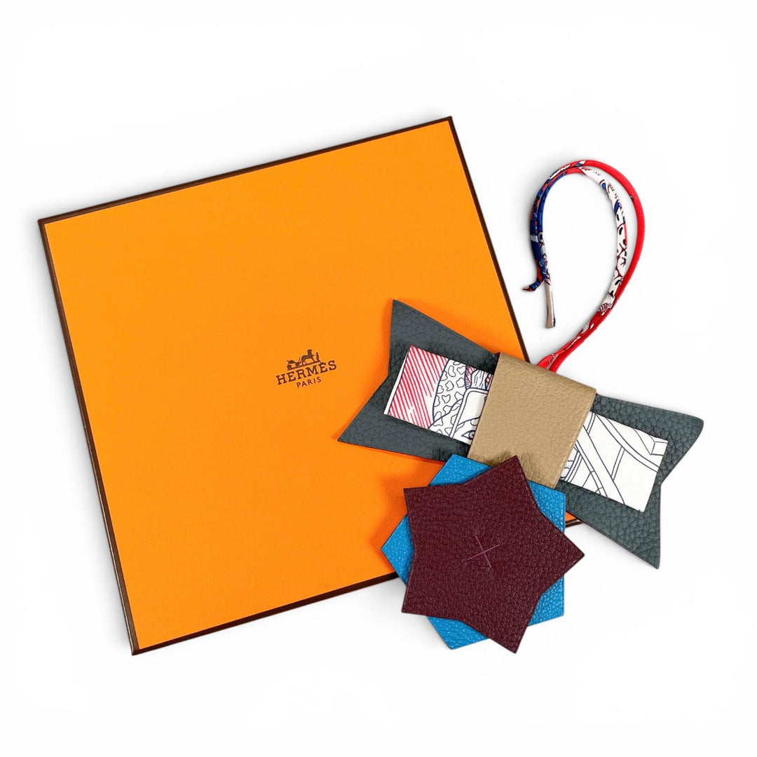 未使用品▲HERMES エルメス H1060598 92 プティアッシュ コケード エトワール シルク チャーム フランス製 レディース 定価79200円 箱付