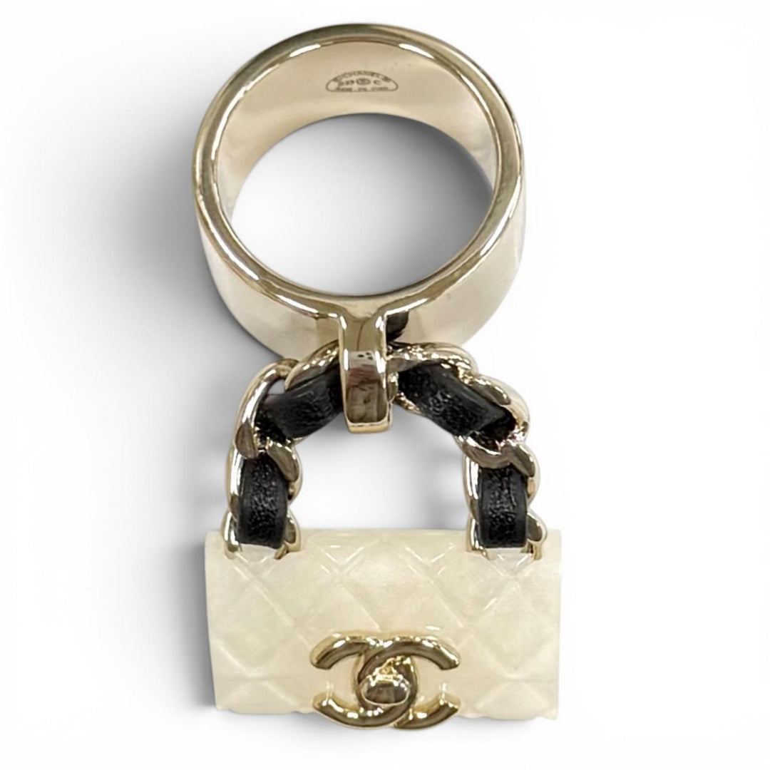 極美品★CHANEL シャネル B23C マトラッセ ターンロック バッグチャーム リング 指輪 ホワイト ブラック ゴールド金具 (JP11サイズ相当)