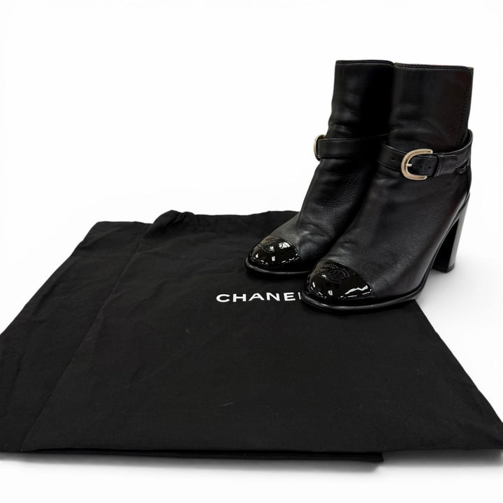 美品☆CHANEL シャネル G38064 ココマーク アンクルベルト レザー ショートブーツ ブラック ゴールド金具 36.5 イタリア製 保存袋付き