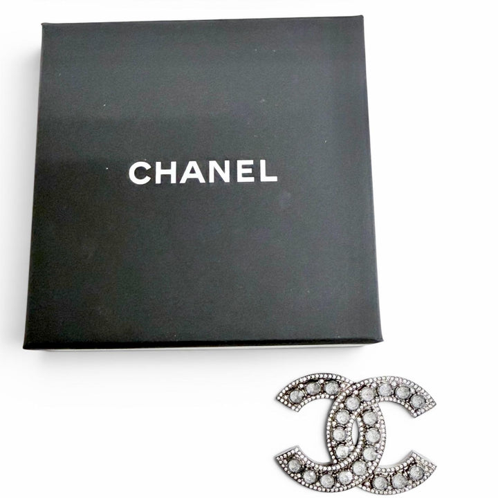 極美品△CHANEL シャネル C23B ココマーク ラインストーン ガンメタリック ブローチ シルバー フランス製 レディース 箱付き オススメ◎