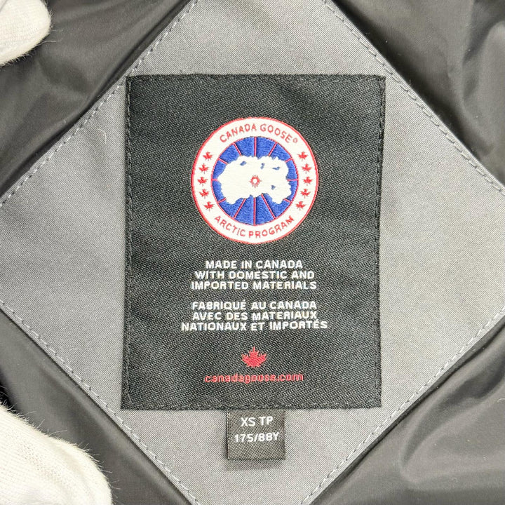 未使用品△CANADA GOOSE カナダグース 2580M EMORY PARKA エモリー パーカ ロゴワッペン コヨーテファー ダウンジャケット グレー XS