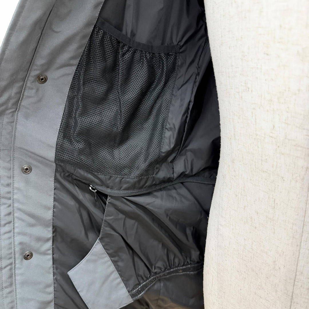 未使用品△CANADA GOOSE カナダグース 2580M EMORY PARKA エモリー パーカ ロゴワッペン コヨーテファー ダウンジャケット グレー XS