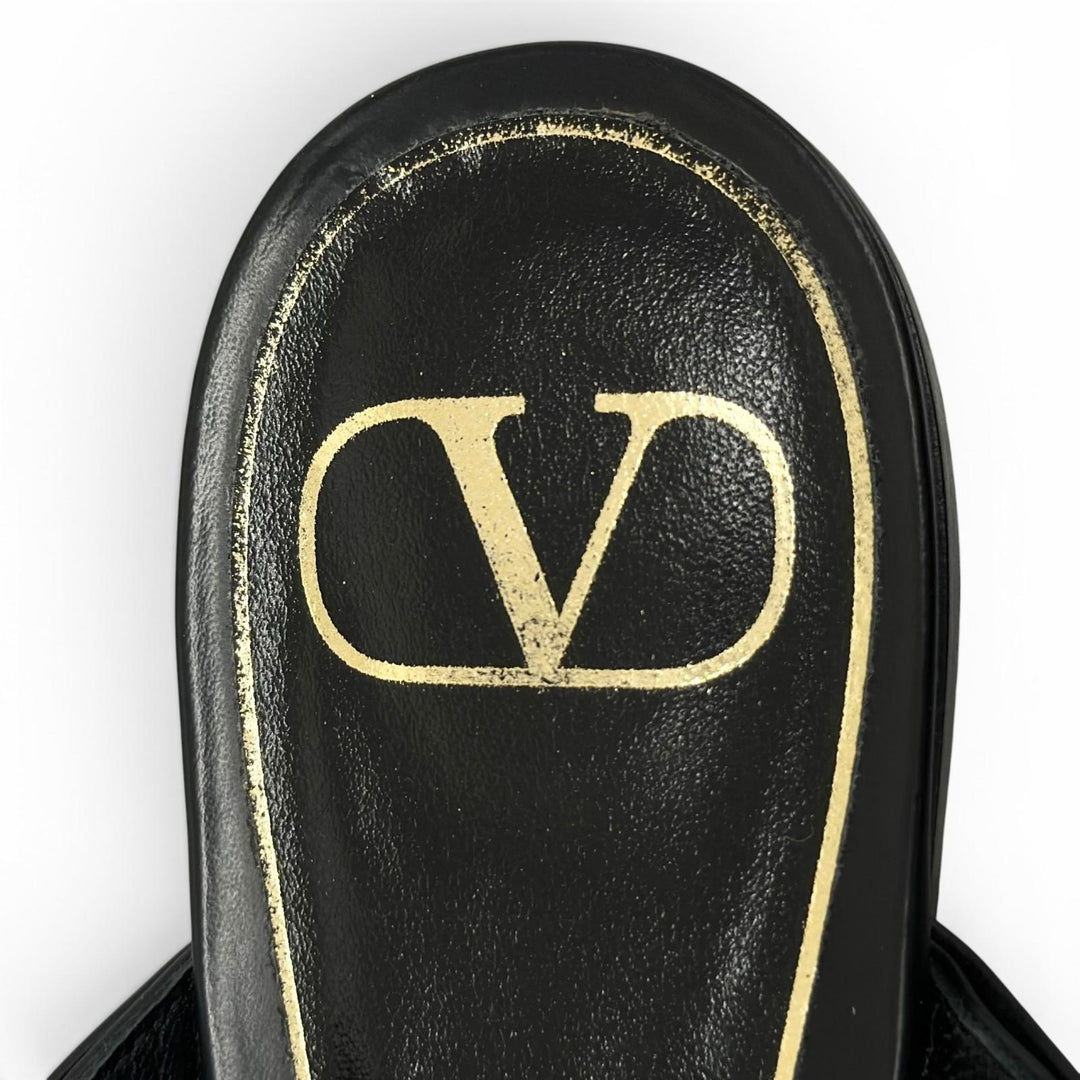 美品▲Valentino Garavani ヴァレンティノガラヴァーニ ロックスタッズ フラットシューズ レザーサンダル ブラック 38.5 伊製 レディース