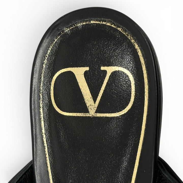 美品▲Valentino Garavani ヴァレンティノガラヴァーニ ロックスタッズ フラットシューズ レザーサンダル ブラック 38.5 伊製 レディース