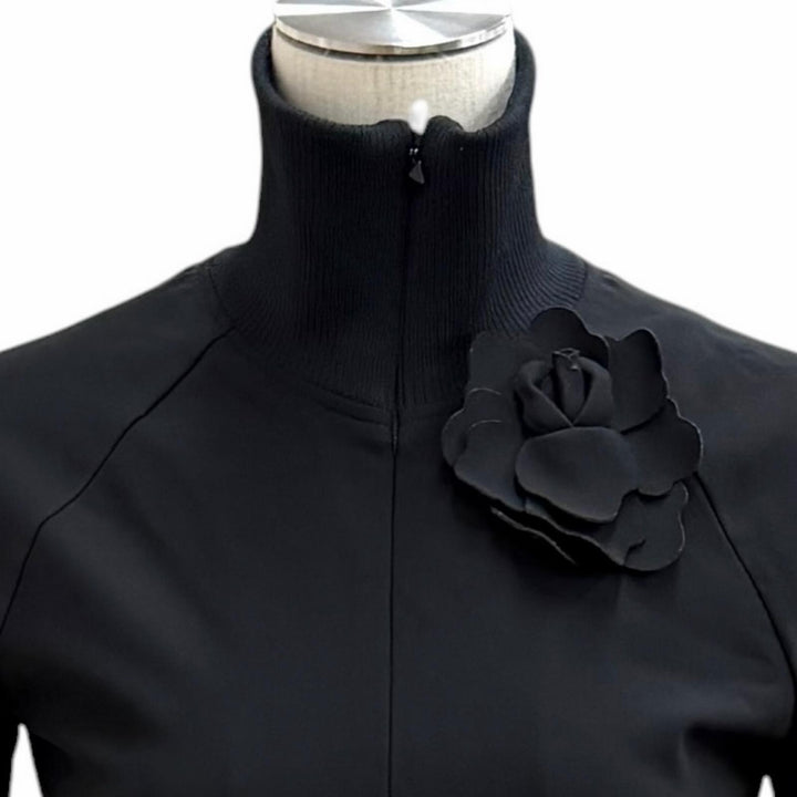 美品★VALENTINO ヴァレンティノ XB3MJ03V724 エンボスロゴ フラワー付 ZIP UP ワンピース ブラック S イタリア製 正規品 ハンガー付き