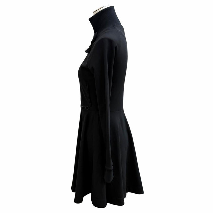 美品★VALENTINO ヴァレンティノ XB3MJ03V724 エンボスロゴ フラワー付 ZIP UP ワンピース ブラック S イタリア製 正規品 ハンガー付き