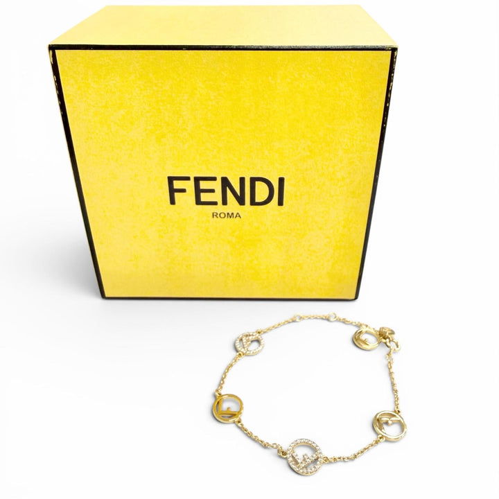 極美品△FENDI フェンディ 8AG761 エフ イズ フェンディ ブレスレット ロゴプレート ラインストーン ゴールド 伊製 レディース 箱付き