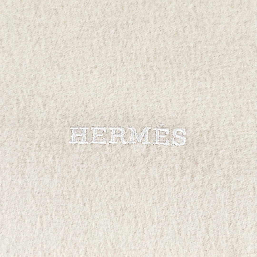 美品▲HERMES エルメス カシミヤ100% ロゴ刺繍 フリンジ 大判 ストール マフラー アイボリー スコットランド製 レディース