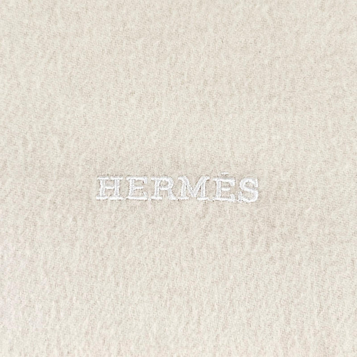 美品▲HERMES エルメス カシミヤ100% ロゴ刺繍 フリンジ 大判 ストール マフラー アイボリー スコットランド製 レディース