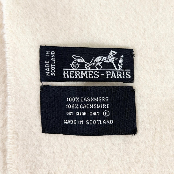 美品▲HERMES エルメス カシミヤ100% ロゴ刺繍 フリンジ 大判 ストール マフラー アイボリー スコットランド製 レディース