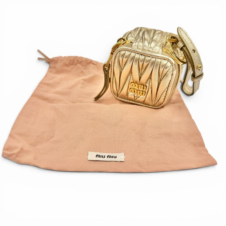 極美品◇MIUMIU ミュウミュウ 5TL527 TRICK MATELASSE KEYRING レザー ロゴ金具付 マテラッセ チャーム ゴールド レディース 保存袋付き