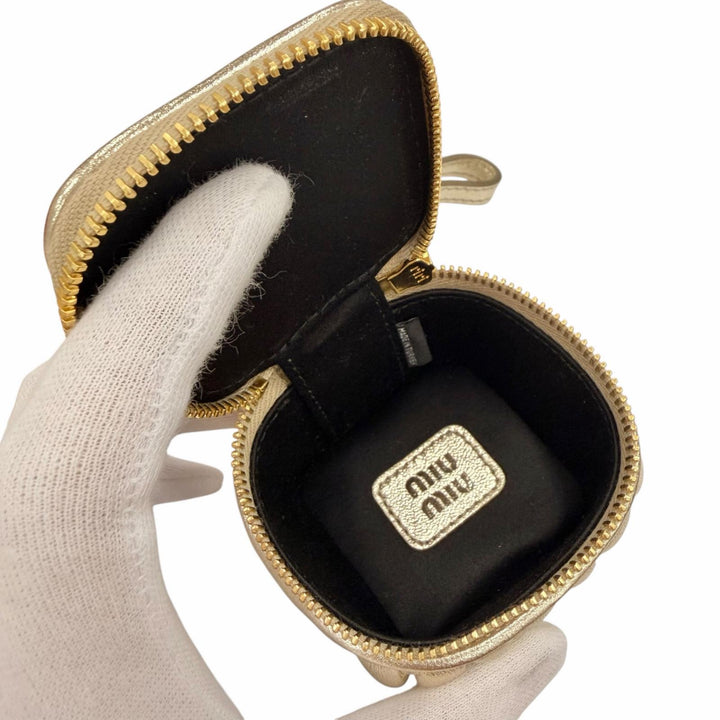 極美品◇MIUMIU ミュウミュウ 5TL527 TRICK MATELASSE KEYRING レザー ロゴ金具付 マテラッセ チャーム ゴールド レディース 保存袋付き