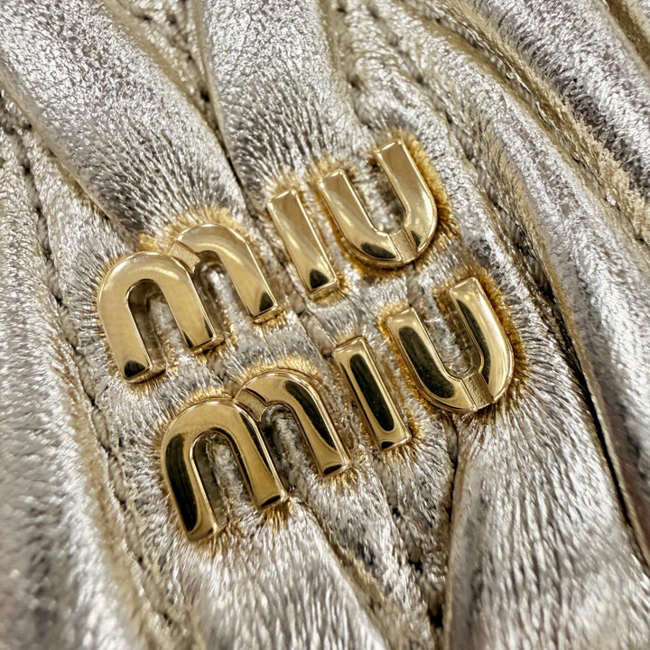 極美品◇MIUMIU ミュウミュウ 5TL527 TRICK MATELASSE KEYRING レザー ロゴ金具付 マテラッセ チャーム ゴールド レディース 保存袋付き