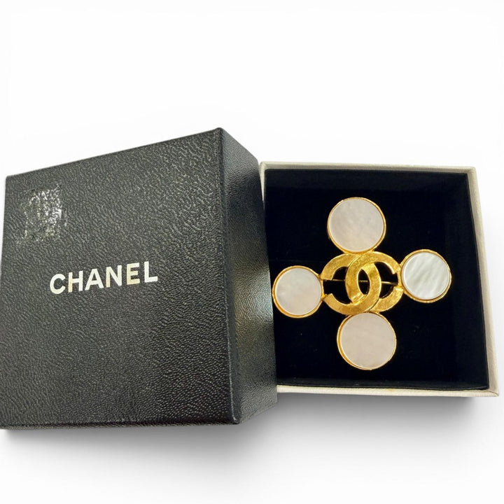 極美品☆CHANEL シャネル ヴィンテージ 95A ココマーク シェル使い ブローチ アクセサリー ゴールド フランス製 レディース 箱付き