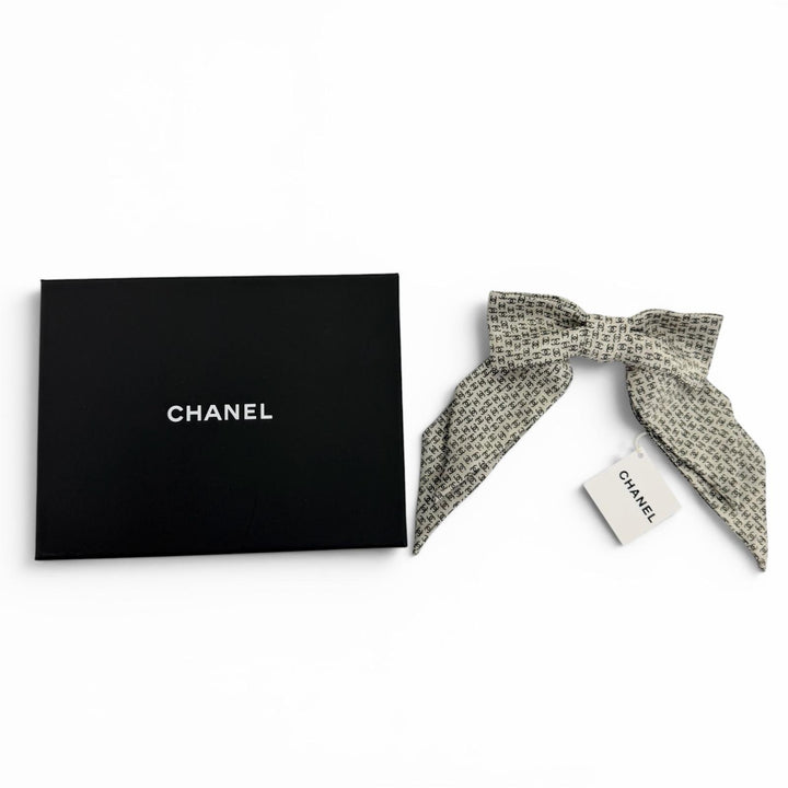 未使用品☆CHANEL シャネル 25A シルク ココマーク柄 ヘアアクセサリー リボンバレッタ ホワイト ブラック イタリア製 レディース 箱付き