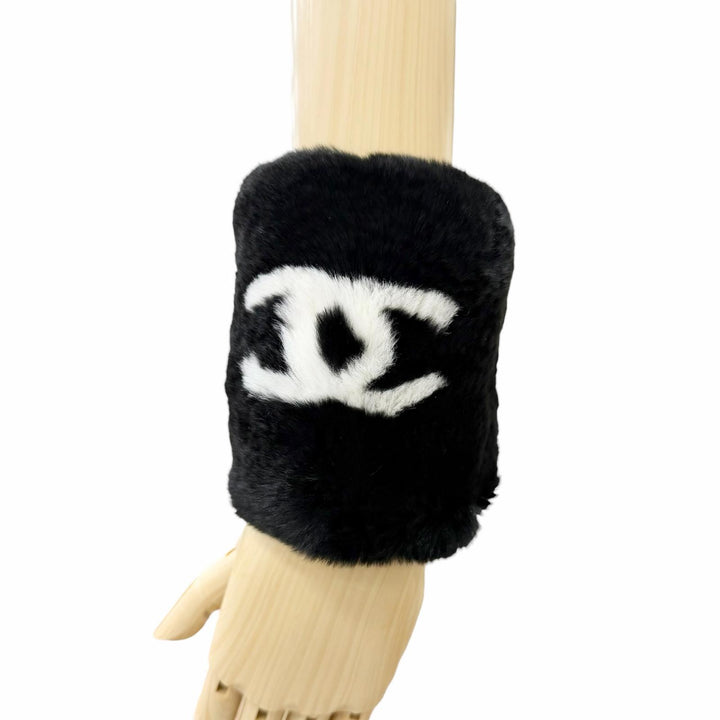 極美品△CHANEL シャネル ココマーク ラパン ファー リストバンド バングル ブレスレット ブラック ホワイト フランス製 レディース 箱付