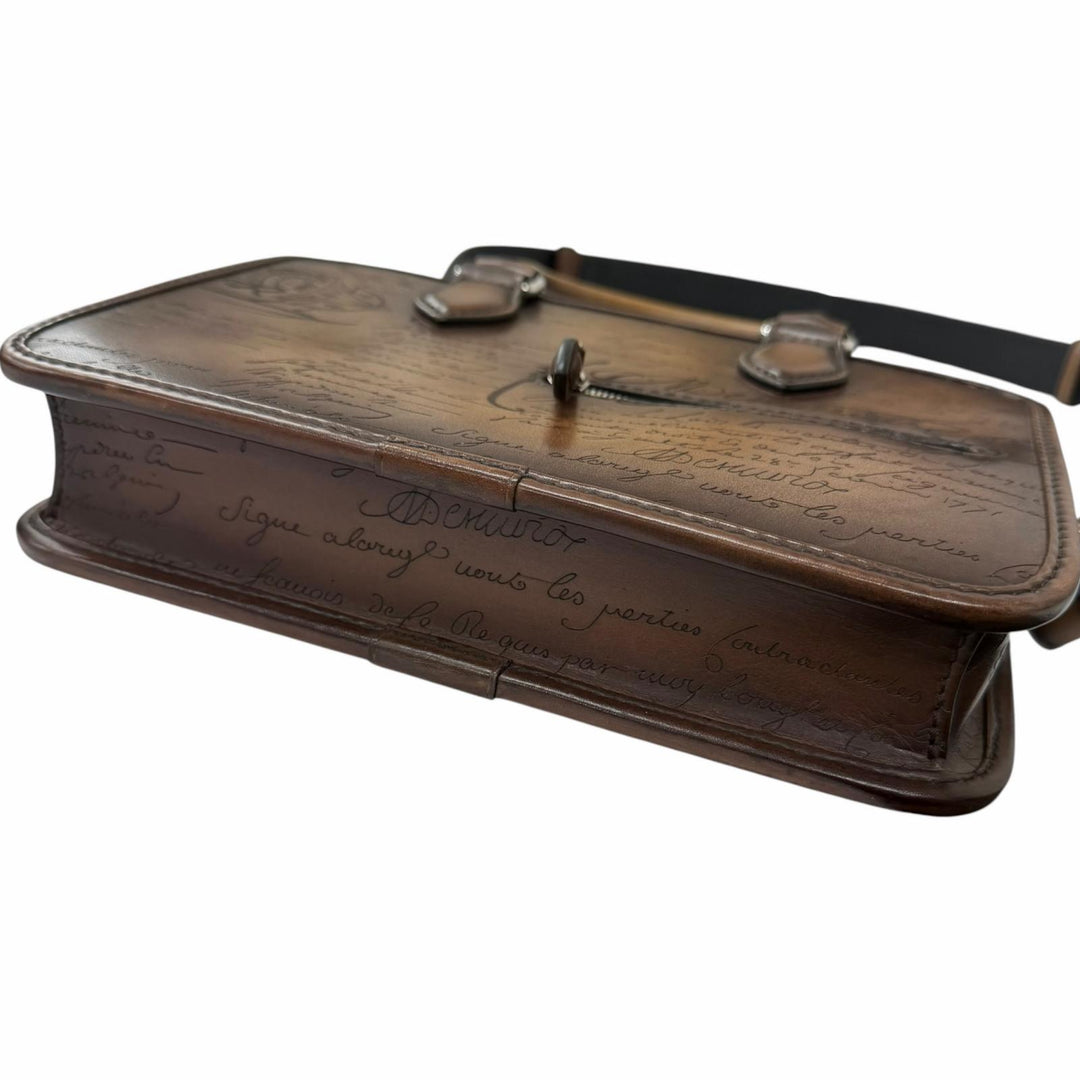 極美品□BERLUTI ベルルッティ アンジュール・ガリバー メッセンジャー レザー カリグラフィ スクリット 2WAY ショルダーバッグ ブラウン