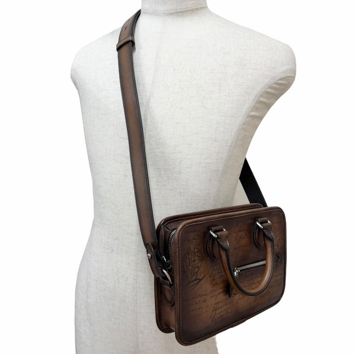極美品□BERLUTI ベルルッティ アンジュール・ガリバー メッセンジャー レザー カリグラフィ スクリット 2WAY ショルダーバッグ ブラウン