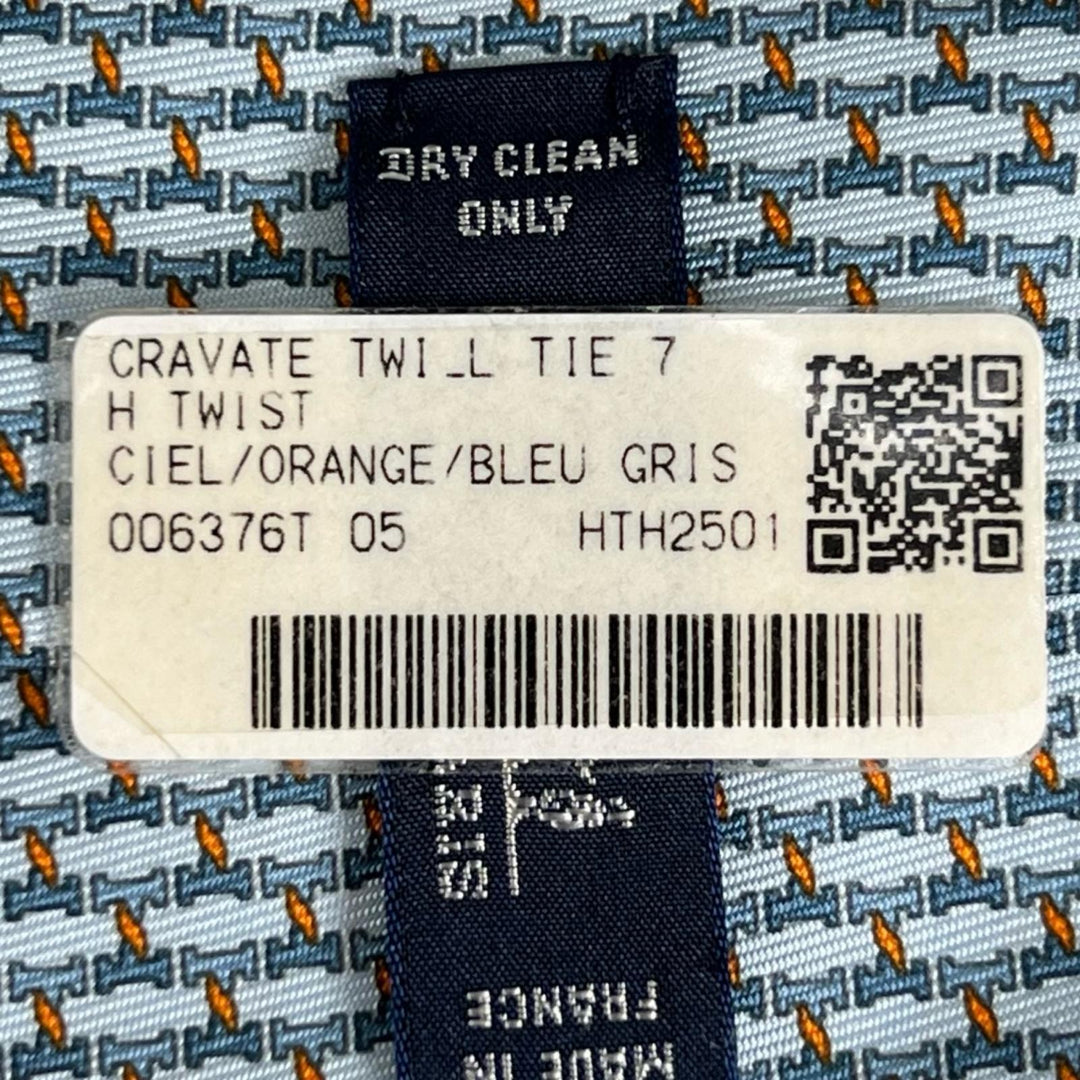 未使用品▲HERMES エルメス 2025年製 006376T H TWIST シルク100% ネクタイ ライトブルー オレンジ フランス製 メンズ 箱付き