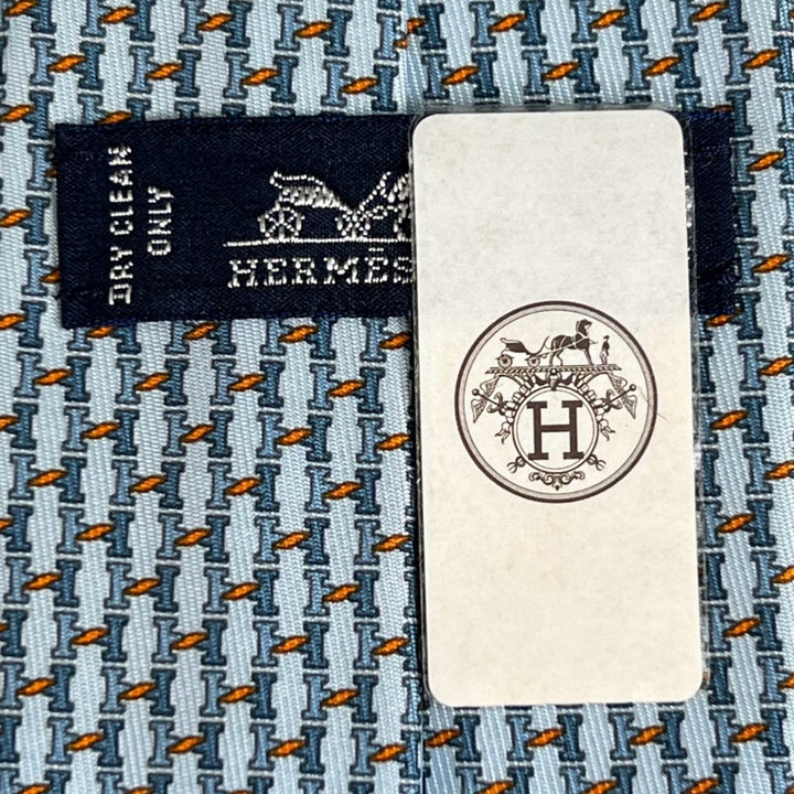 未使用品▲HERMES エルメス 2025年製 006376T H TWIST シルク100% ネクタイ ライトブルー オレンジ フランス製 メンズ 箱付き