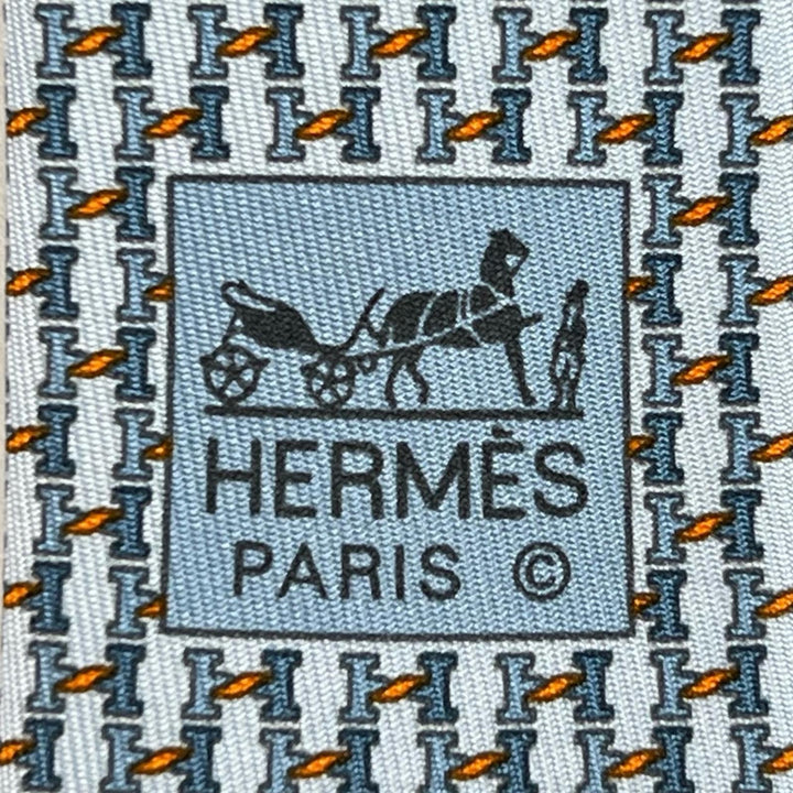 未使用品▲HERMES エルメス 2025年製 006376T H TWIST シルク100% ネクタイ ライトブルー オレンジ フランス製 メンズ 箱付き