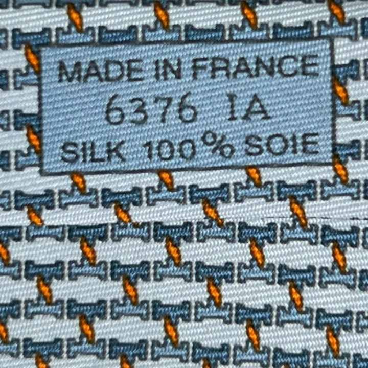 未使用品▲HERMES エルメス 2025年製 006376T H TWIST シルク100% ネクタイ ライトブルー オレンジ フランス製 メンズ 箱付き