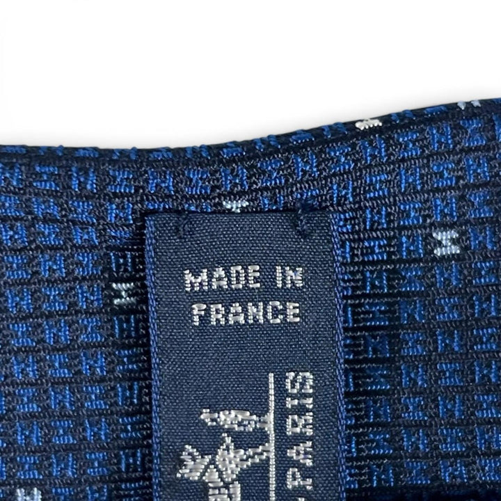 未使用品▲HERMES エルメス 2024年製 339369T ARCADE H シルク100％ Hロゴ ネクタイ ネイビー ホワイト フランス製 メンズ 箱付き