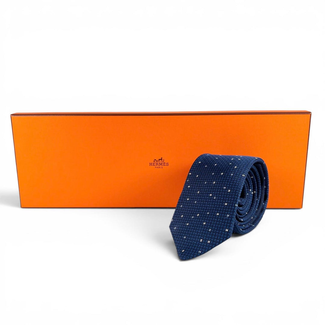 未使用品▲HERMES エルメス 2024年製 339369T ARCADE H シルク100％ Hロゴ ネクタイ ネイビー ホワイト フランス製 メンズ 箱付き
