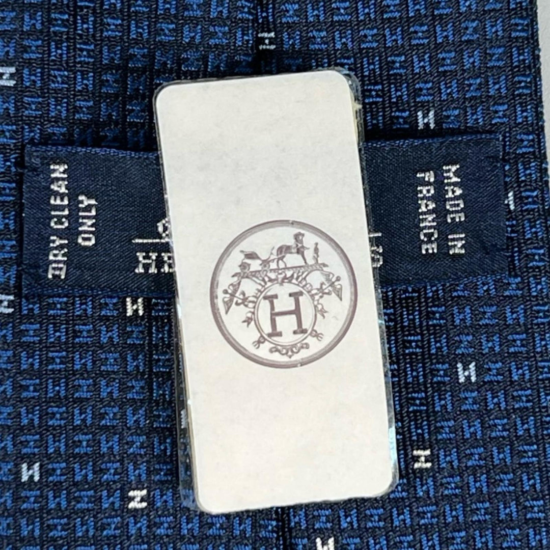 未使用品▲HERMES エルメス 2024年製 339369T ARCADE H シルク100％ Hロゴ ネクタイ ネイビー ホワイト フランス製 メンズ 箱付き