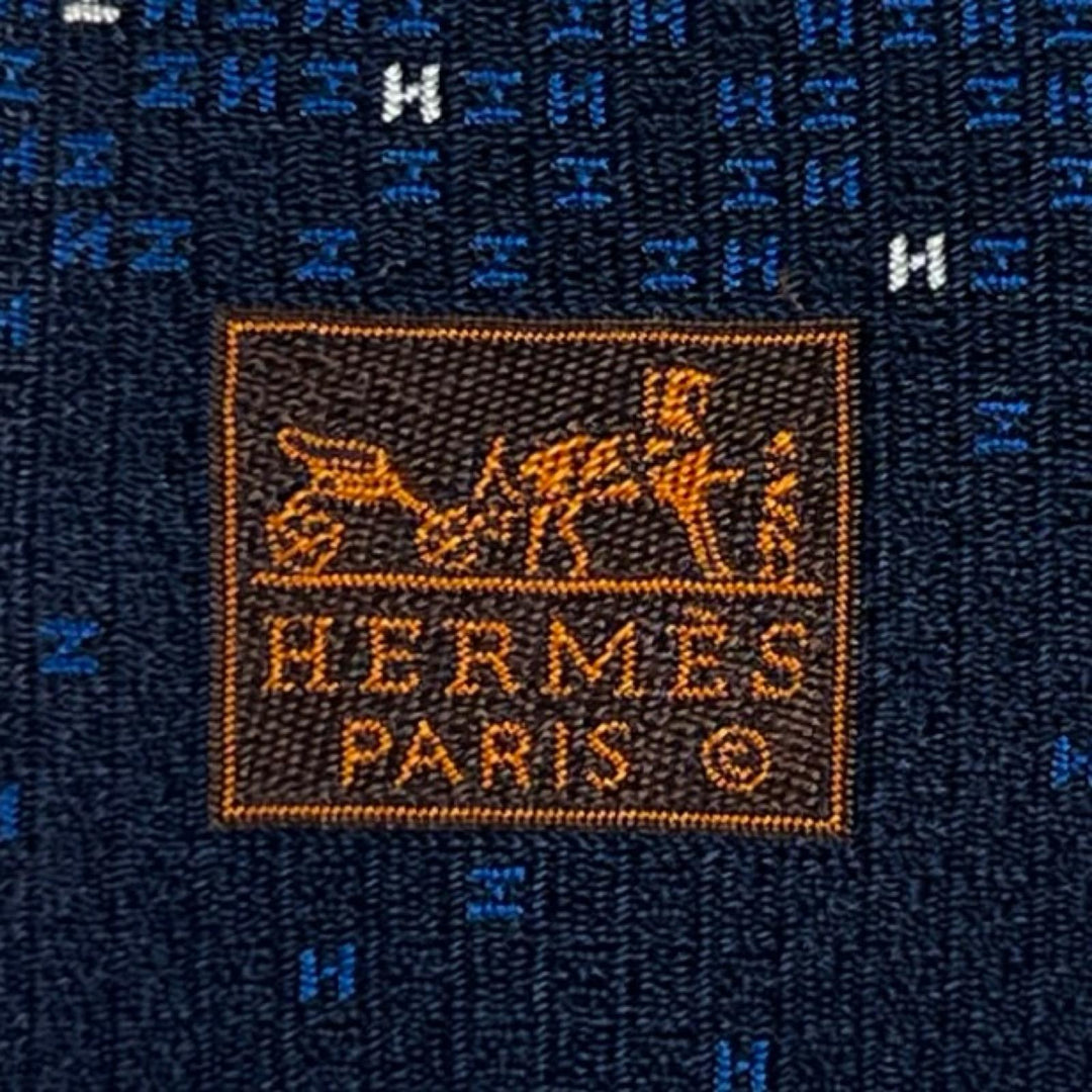 未使用品▲HERMES エルメス 2024年製 339369T ARCADE H シルク100％ Hロゴ ネクタイ ネイビー ホワイト フランス製 メンズ 箱付き