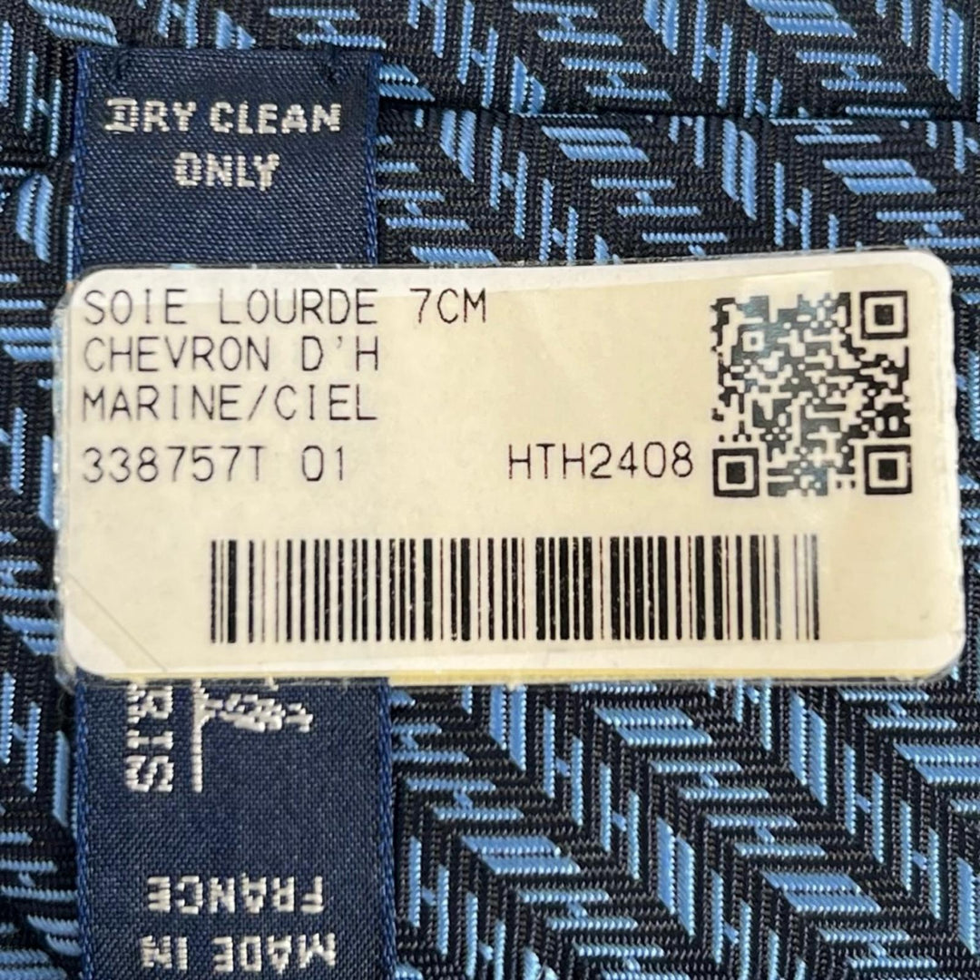 未使用品▲HERMES エルメス 2024年製 338757T Hシェヴロン シルク100％ MARINE/CIEL ネクタイ フランス製 メンズ 箱付き