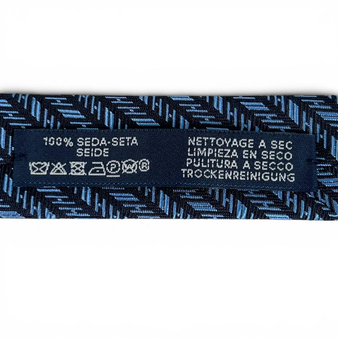 未使用品▲HERMES エルメス 2024年製 338757T Hシェヴロン シルク100％ MARINE/CIEL ネクタイ フランス製 メンズ 箱付き