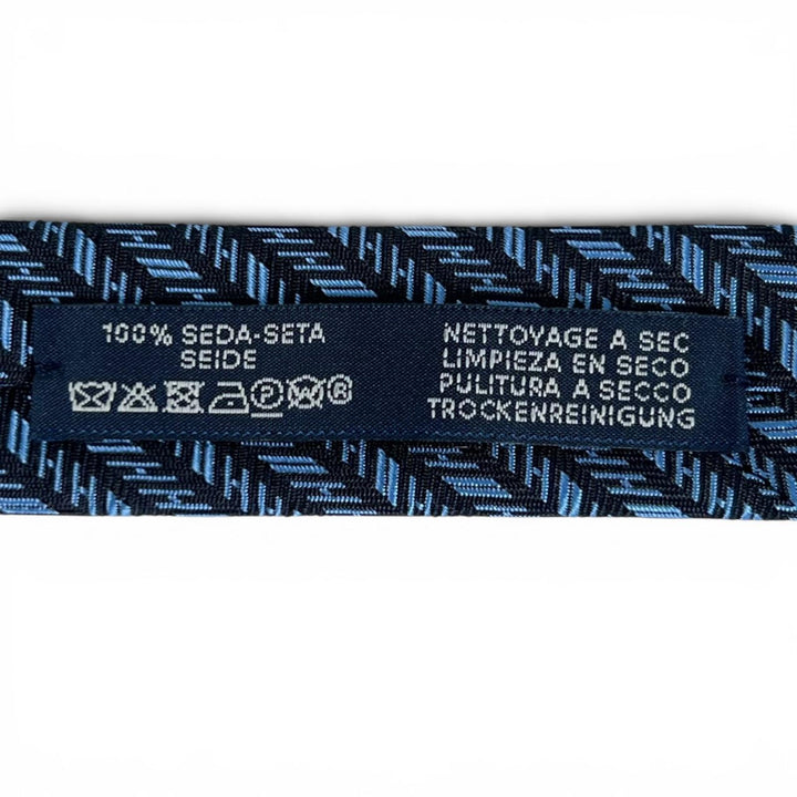未使用品▲HERMES エルメス 2024年製 338757T Hシェヴロン シルク100％ MARINE/CIEL ネクタイ フランス製 メンズ 箱付き