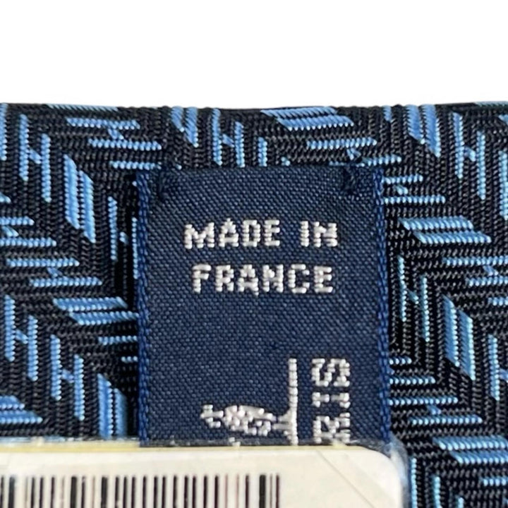 未使用品▲HERMES エルメス 2024年製 338757T Hシェヴロン シルク100％ MARINE/CIEL ネクタイ フランス製 メンズ 箱付き