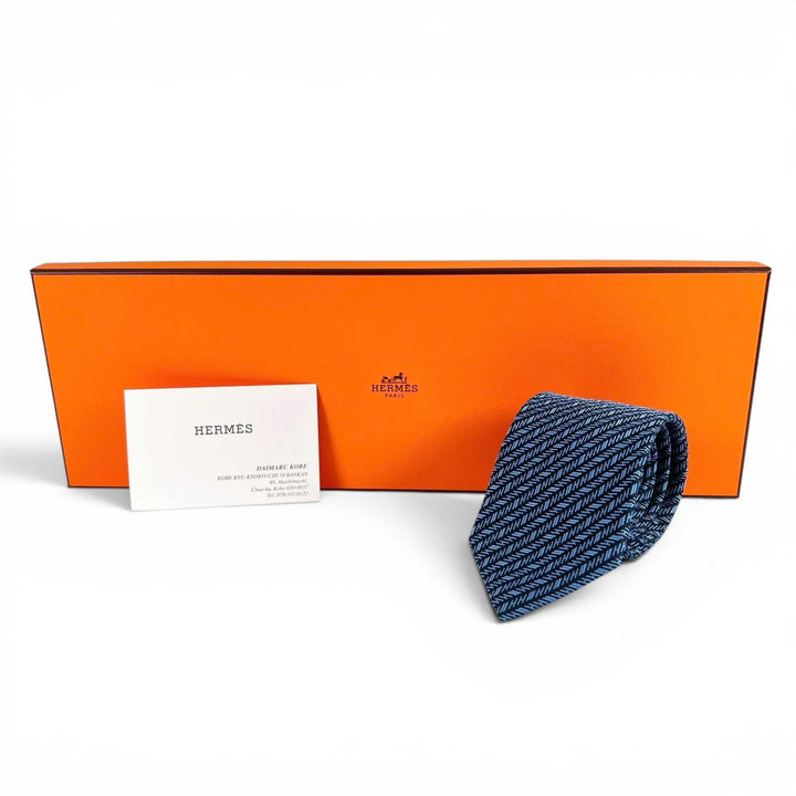 未使用品▲HERMES エルメス 2024年製 338757T Hシェヴロン シルク100％ MARINE/CIEL ネクタイ フランス製 メンズ 箱付き