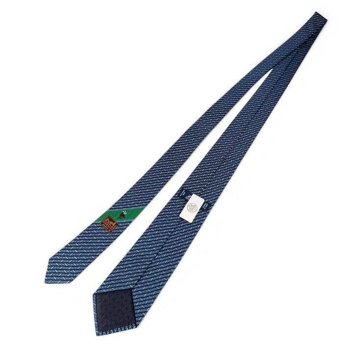 未使用品▲HERMES エルメス 2024年製 338757T Hシェヴロン シルク100％ MARINE/CIEL ネクタイ フランス製 メンズ 箱付き