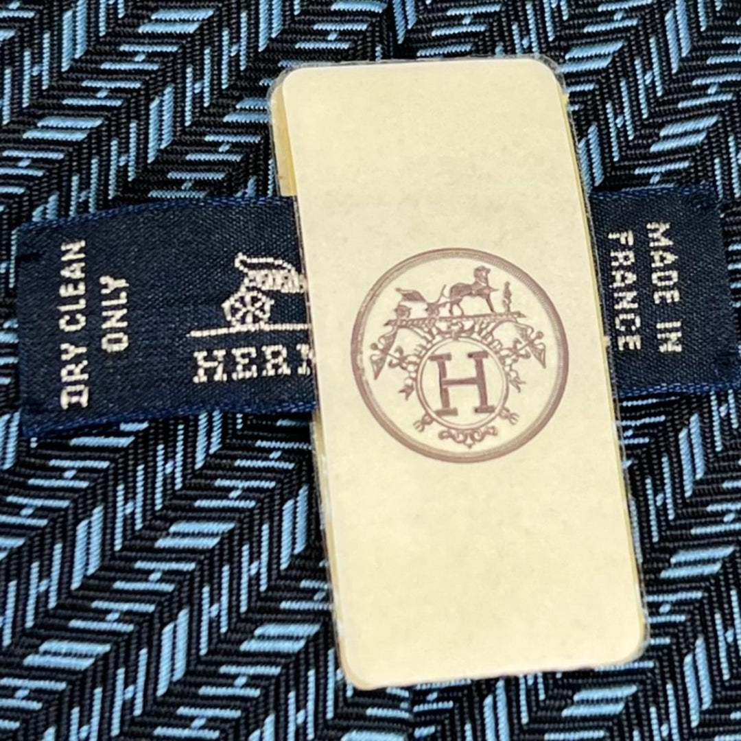 未使用品▲HERMES エルメス 2024年製 338757T Hシェヴロン シルク100％ MARINE/CIEL ネクタイ フランス製 メンズ 箱付き