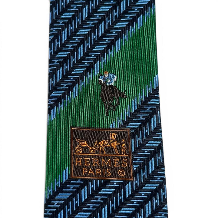 未使用品▲HERMES エルメス 2024年製 338757T Hシェヴロン シルク100％ MARINE/CIEL ネクタイ フランス製 メンズ 箱付き