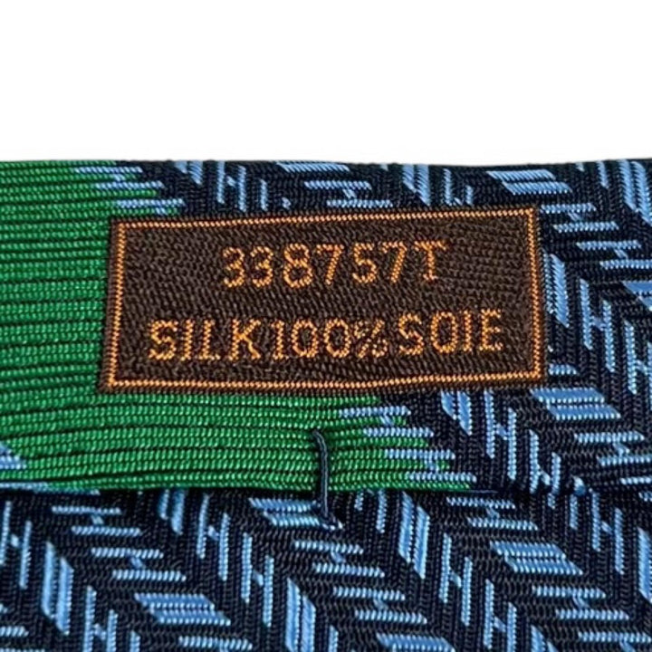未使用品▲HERMES エルメス 2024年製 338757T Hシェヴロン シルク100％ MARINE/CIEL ネクタイ フランス製 メンズ 箱付き