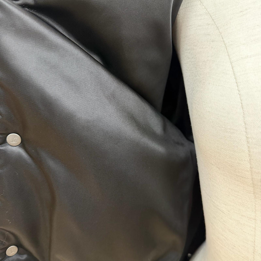 未使用品◇LOUIS VUITTON ルイヴィトン 23SS 1AAXI4 レザー モノグラム ジップアップ クロップド パファージャケット 34 伊製 正規品