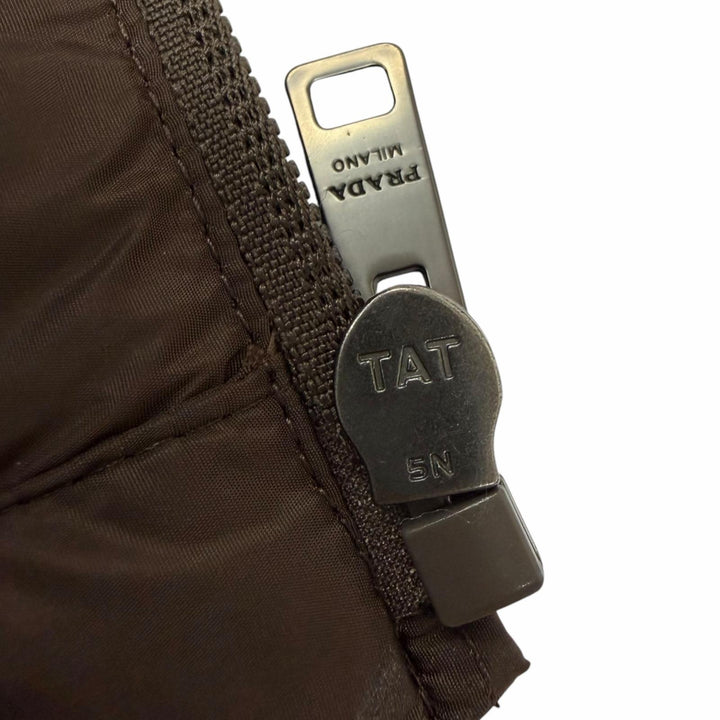 美品□PRADA プラダ 2025年製 SGB033 トライアングルロゴ Re-Nylon スタンドカラー ダウンベスト ブラウン 48 イタリア製 正規品 メンズ