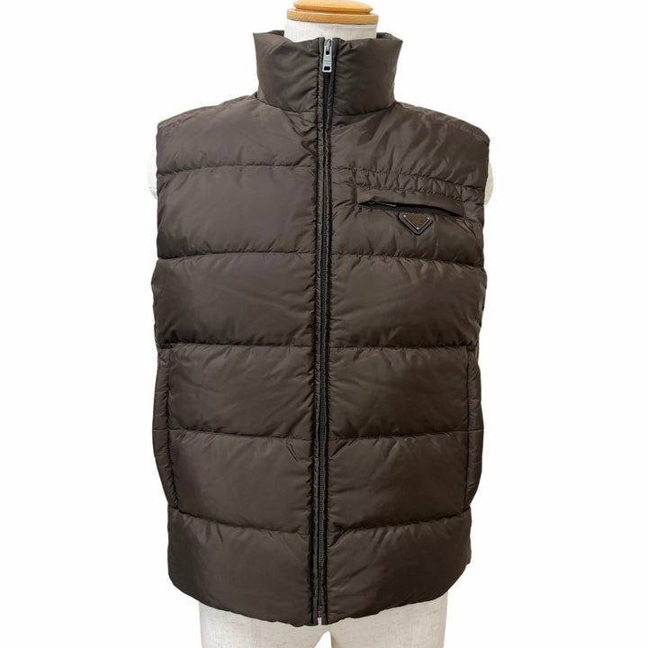 美品□PRADA プラダ 2025年製 SGB033 トライアングルロゴ Re-Nylon スタンドカラー ダウンベスト ブラウン 48 イタリア製 正規品 メンズ