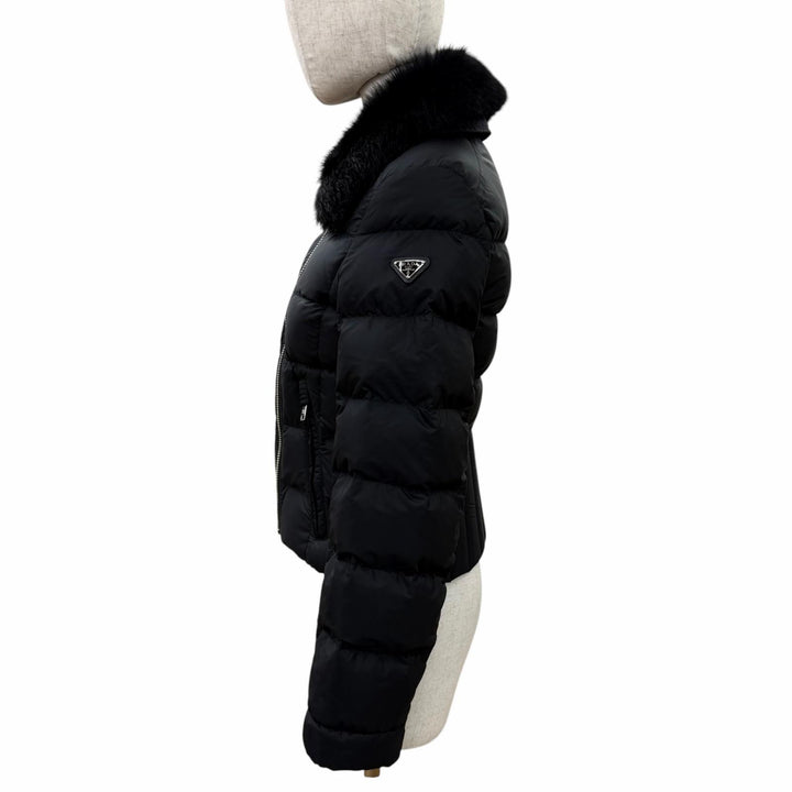 美品☆PRADA プラダ 29Y510 トライアングルロゴプレート シープスキンファー付 ダウンジャケット ブラック 38 正規品 レディース