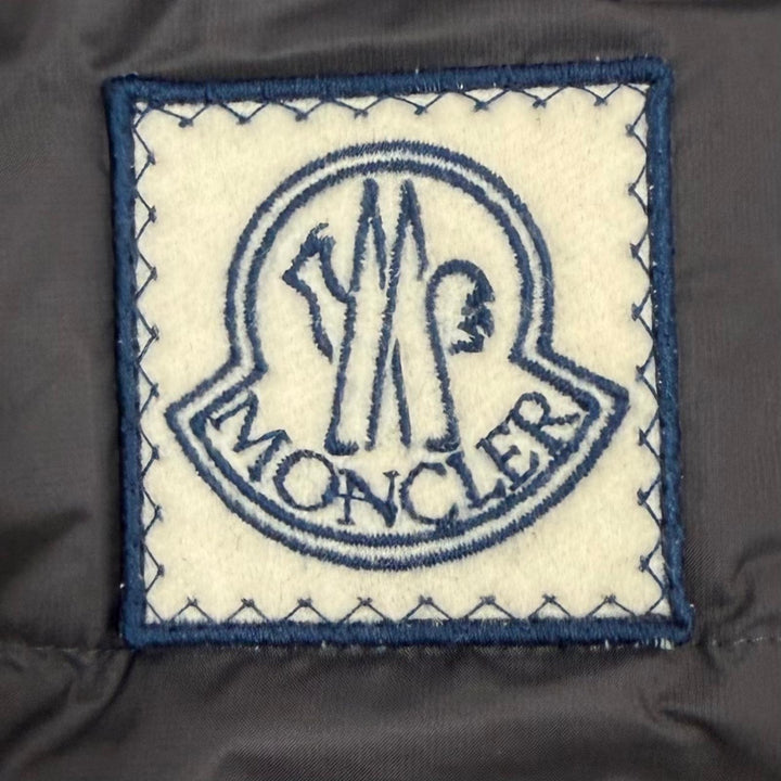 極美品▼MONCLER GAMME BLEU モンクレール ガムブルー B23914131280 ロゴワッペン フーデッド ZIPUP ダウンジャケット グレー 3 メンズ
