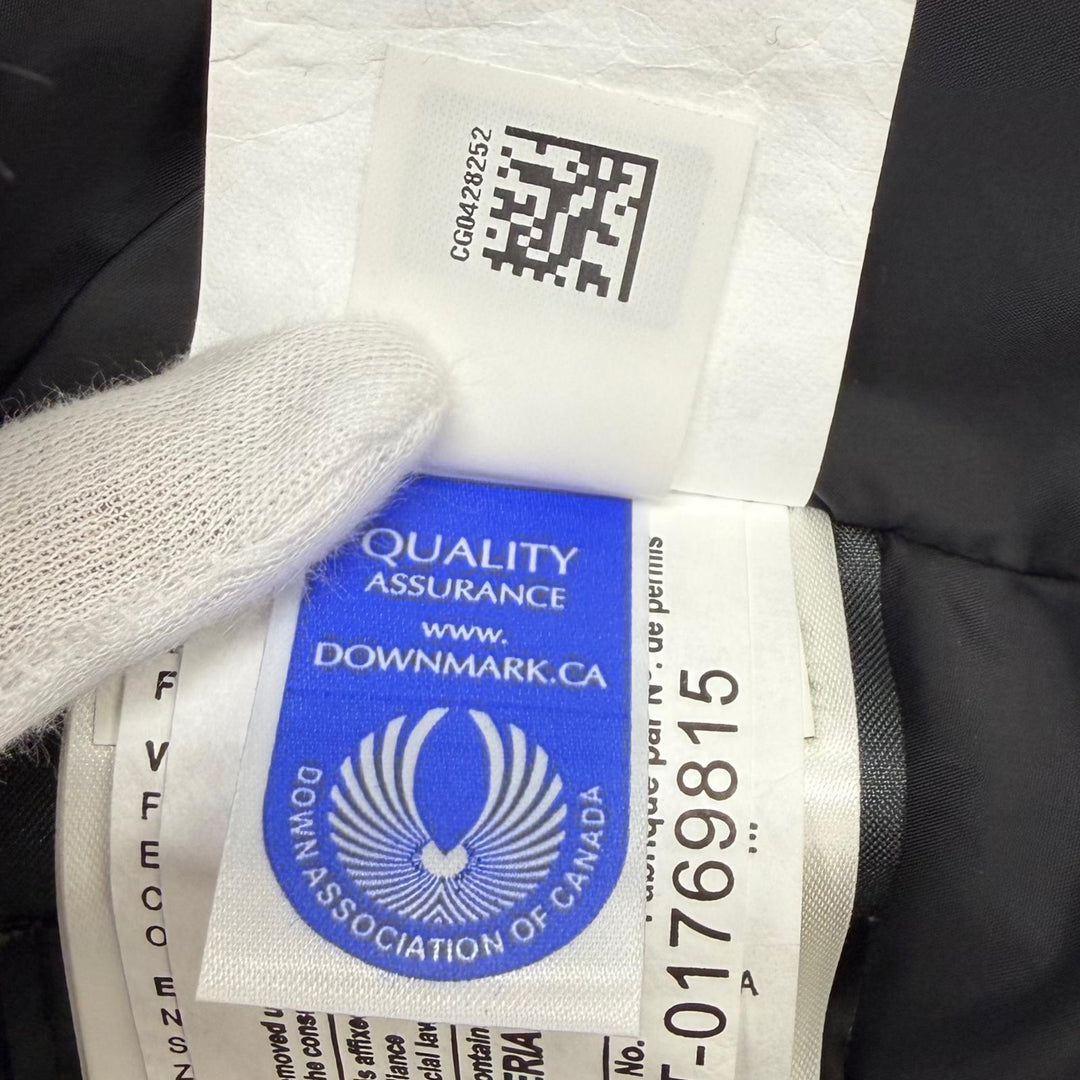 美品★CANADA GOOSE カナダグース 2302JL MACKENZIE PARKA ファー・フード・ロゴワッペン付 ダウンコート ダークネイビー M 正規品