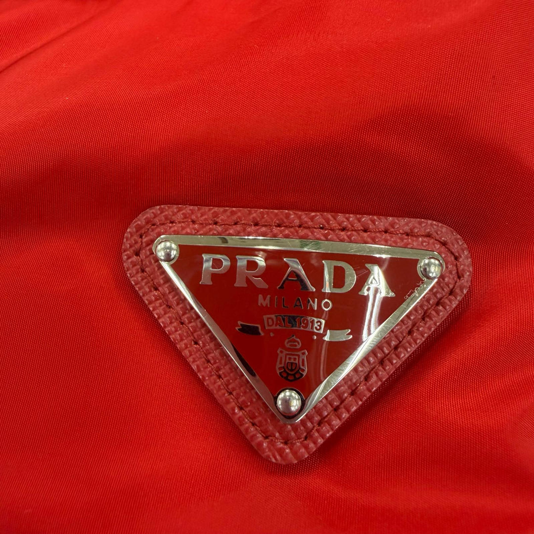 美品☆PRADA プラダ 29X544 トライアングルロゴプレート フード付 ショート丈 ダウンジャケット レッド 40 正規品 レディース