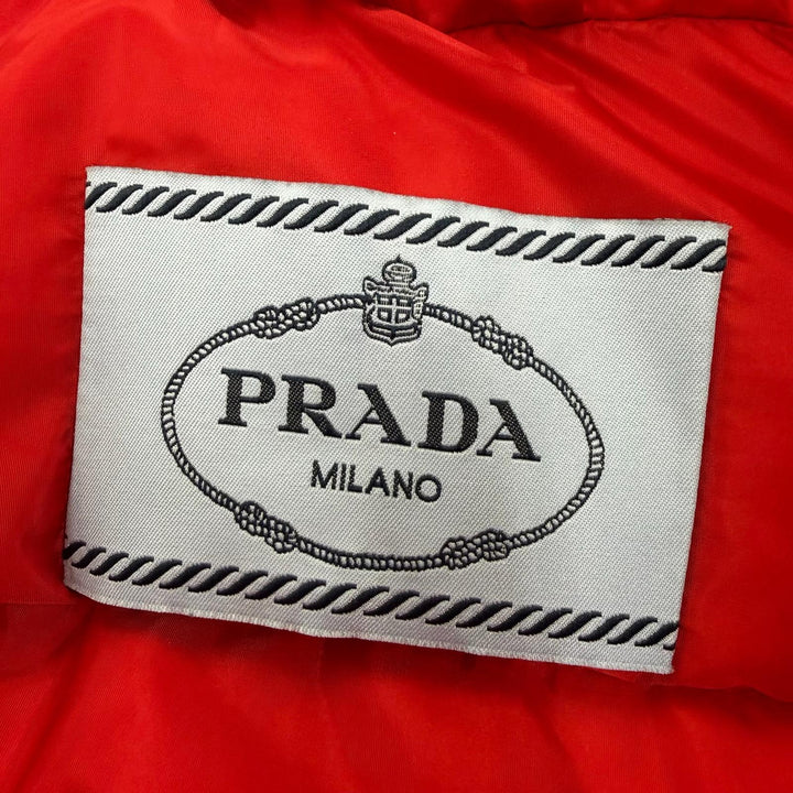 美品☆PRADA プラダ 29X544 トライアングルロゴプレート フード付 ショート丈 ダウンジャケット レッド 40 正規品 レディース