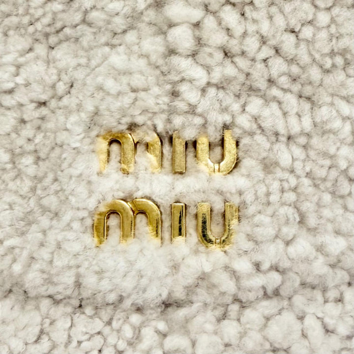 極美品△Miu Miu ミュウ ミュウ 2023年製 5HC196 2F7T ロゴ金具 シープスキン ボア バケットハット 帽子 アイボリー M イタリア製 正規品