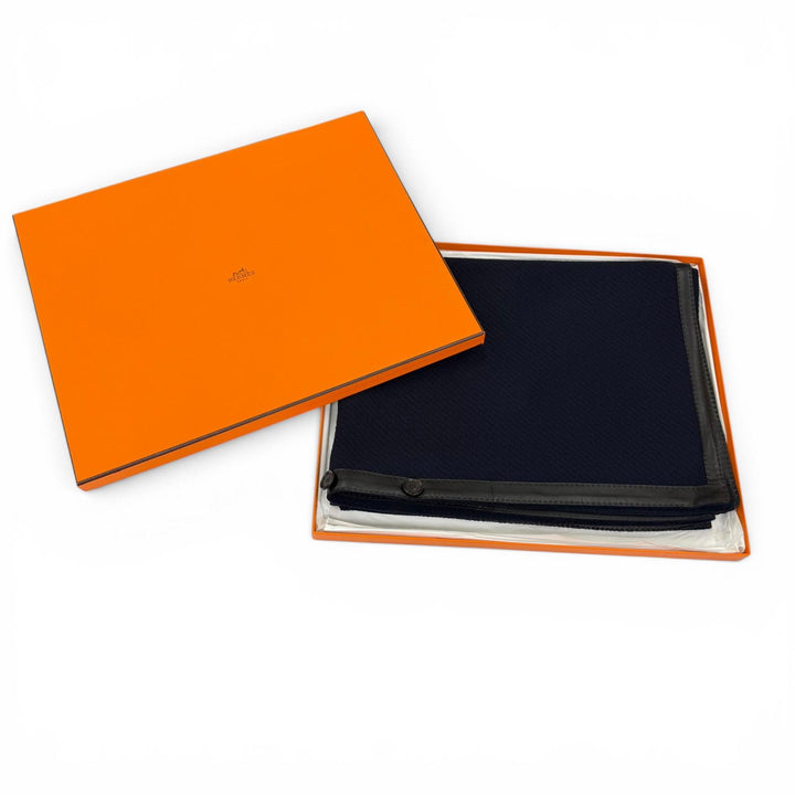 極美品☆HERMES エルメス ウール カシミヤ混 Hロゴボタン レザートリム 大判 ポンチョ ショール ネイビー フランス製 正規品 レディース