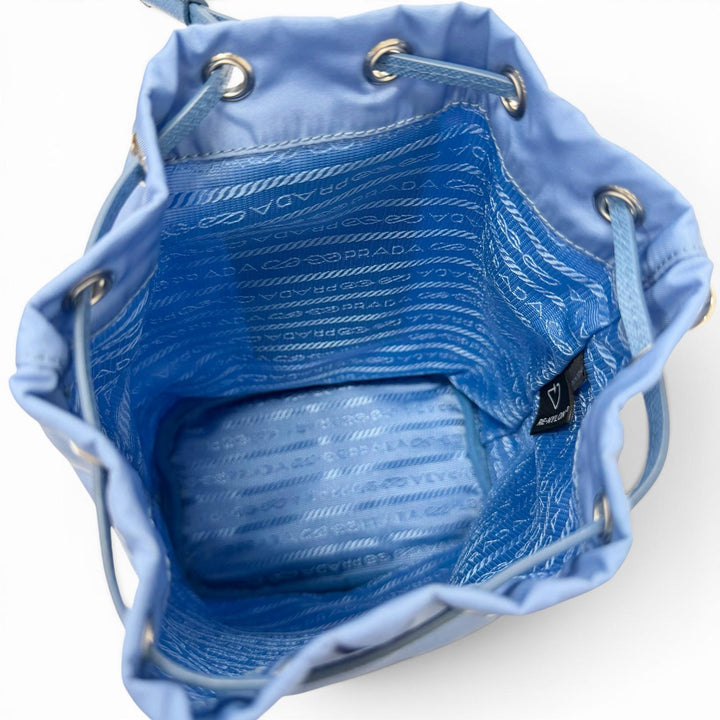 極美品□PRADA プラダ 1NS369 トライアングルロゴ Re-Nylon 一部レザー 巾着バッグ ハンドバッグ ライトブルー イタリア製 メンズ